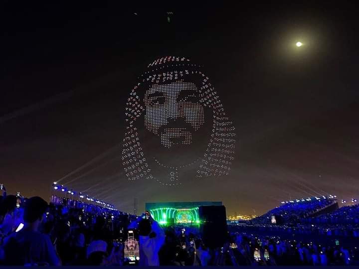 رسم صورة الملك سلمان وولي العهد في سماء الرياض مع انطلاقة موسم الرياض معلومة